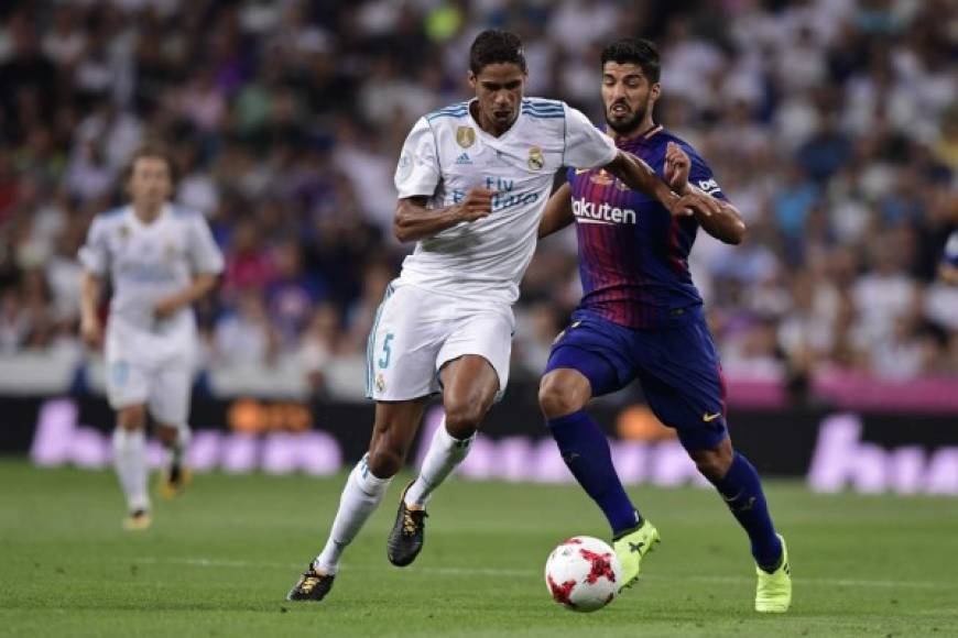 Raphael Varane (9): Siempre pendiente de Luis Suárez. El francés superó a un maestro en el cuerpo a cuerpo como es el uruguayo y aprovechó su velocidad para imponerse al espacio. Además se impuso en los balones aéreos que el FC Barcelona utilizó para intentar salir de la presión alta del Real Madrid.