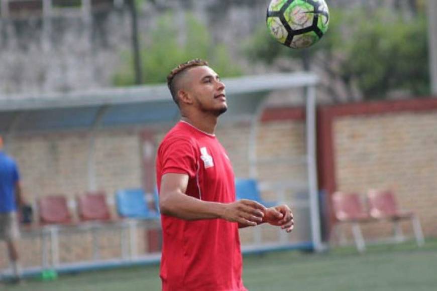 Marvin Cálix: Fue dado de baja en la UPN y este lunes se hizo presente a la pretemporada del Motagua. En su momento estuvo en las reservas del club azul.