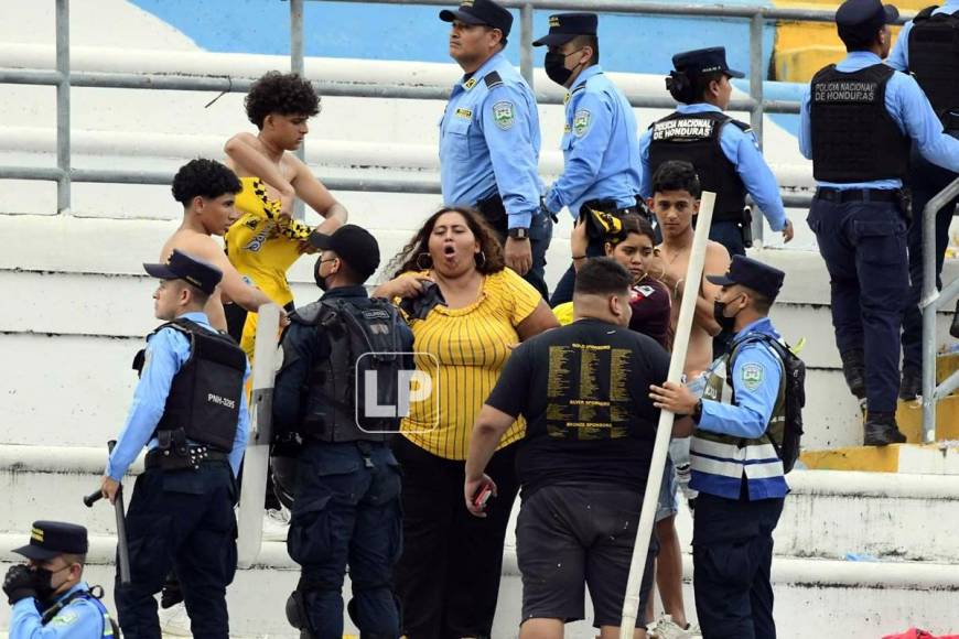 La Policía Nacional también trató de poner orden en las graderías del estadio Olímpico.