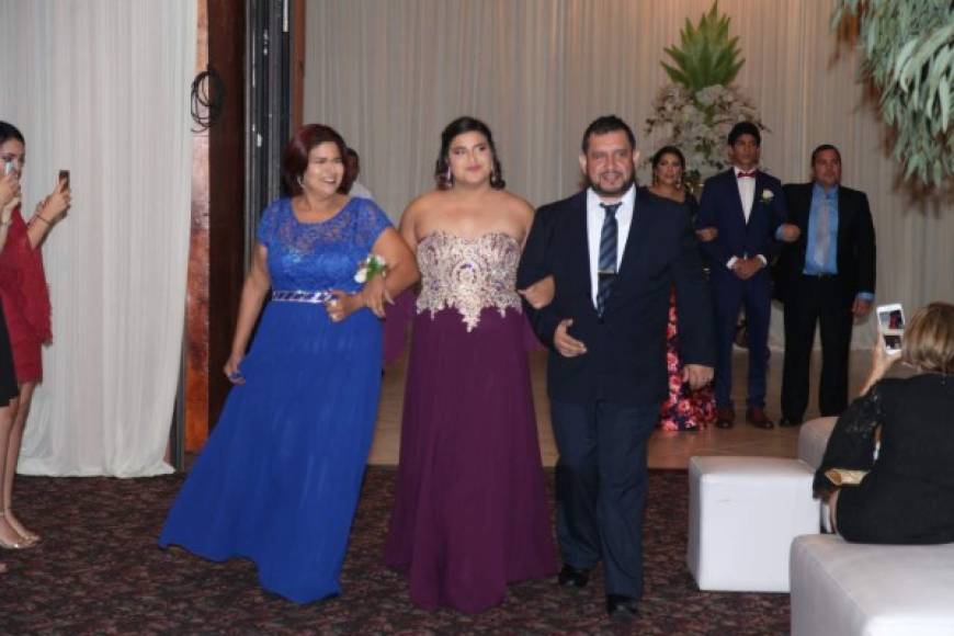 Guadalupe y Sonia Gámez con Eustaquio Enea.