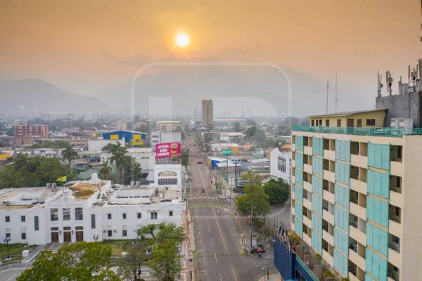 El atarceder de una ciudad comunmente conocida por su actividad económica, hoy luce desértica obligada a una cuarentena por la pandemia del Coronavirus.