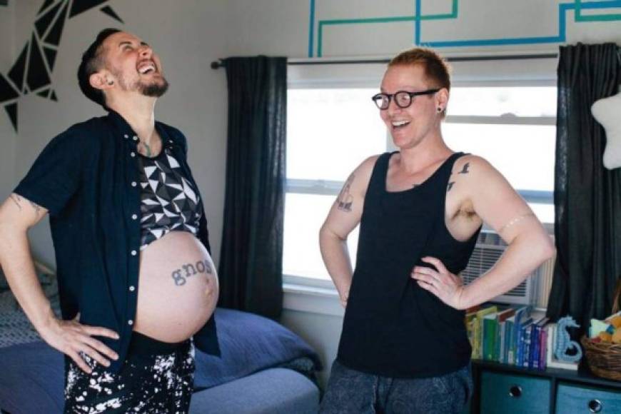 Esta historia puede resultar un tanto confusa. Los estadounidenses Trystan Reese, un hombre transexual, y Biff Chaplow, su pareja homosexual, recibieron el pasado sábado a su primer bebé biológico.
