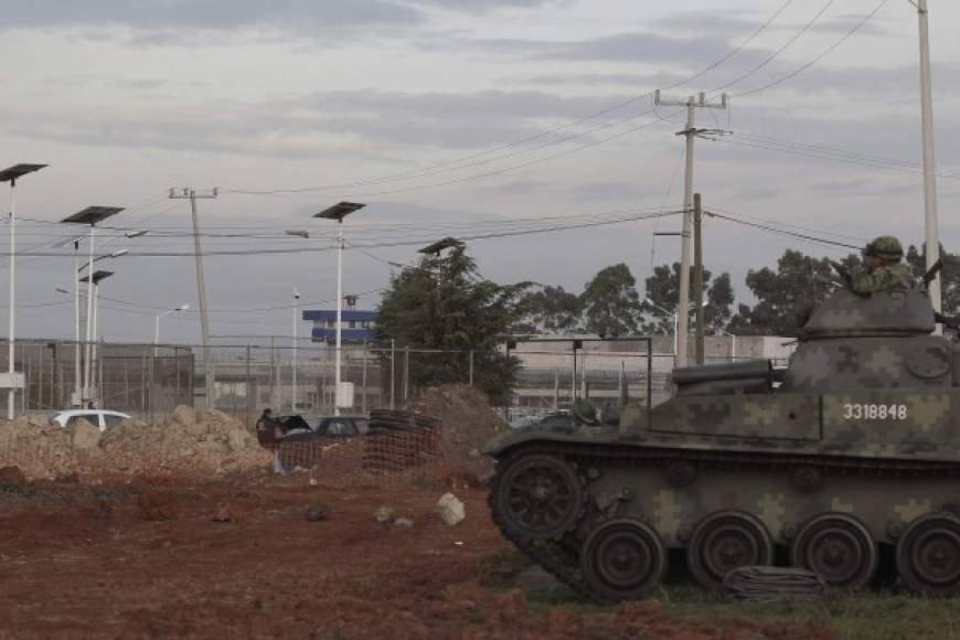 Un tanque militar resguarda la entrada del penal mexicano.