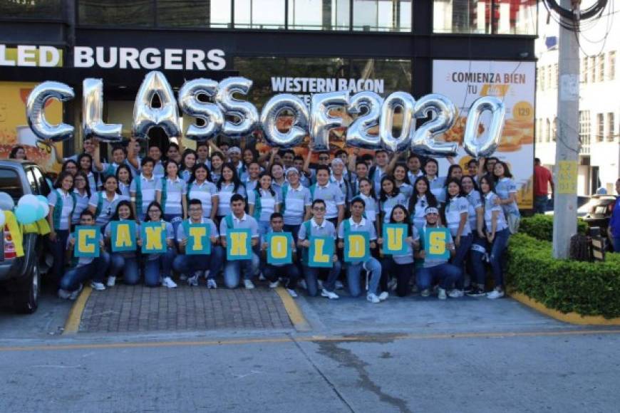 San Pedro Sula. La alegría en sus rostros era más que evidente, los seniors 2019 de la Fundación Mhotivo no cabían de felicidad en su regreso a clases.Desde tempranas horas se dieron cita en Carl’s Jr. en Circunvalación, de donde salieron en caravana.<br/><br/>“¡Seniors, seniors, seniors!”, se escuchaba durante el recorrido al son de pitoretas.<br/><br/>Felices. Los graduandos posaron para la fotografía del recuerdo. Un día que quedó en sus mentes y corazones.