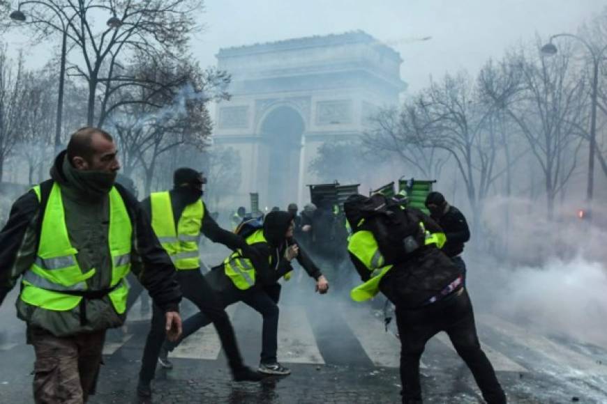 Esta es la tercera jornada de protestas en Francia, tras las del 17 y del 24 de noviembre pasados. El primer sábado hubo un muerto y decenas de heridos. La del sábado 24 ya se saldó con graves disturbios también en los Campos Elíseos.