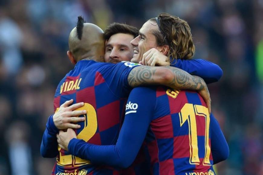 Messi se abraza con Arturo Vidal y Antoine Griezmann.