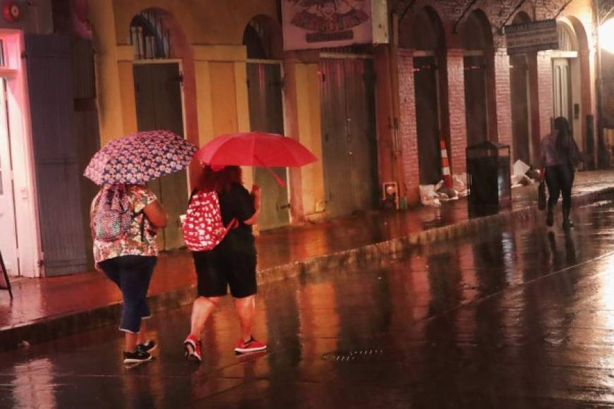 Miles de personas hicieron las maletas y abandonaron sus hogares cuando las inundaciones azotaron áreas bajas como Plaquemines Parish, donde los cierres de carreteras dejaron a algunas comunidades aisladas.