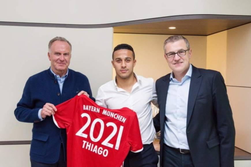 El jugador del Bayern Múnich, Thiago Alcántara, anunció a través de su perfil oficial en Twitter el acuerdo que le unirá al conjunto muniqués hasta el año 2021. 'Feliz por seguir juntos este camino', añadió