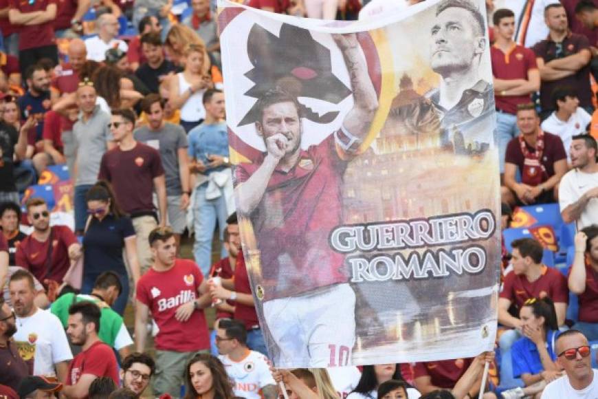 Rome (Italy), 28/05/2017.- AS Roma's supporters cheer for captain Francesco Totti's his last soccer match prior to the Italian Serie A soccer match AS Roma vs Genoa CFC at Olimpico stadium in Rome, Italy, 28 May 2017. (Roma, Génova, Francia, Italia) EFE/EPA/CLAUDIO PERI