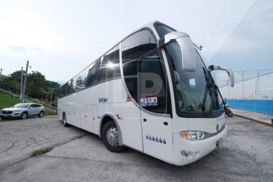 Este es el autobús en donde se transporta la Bicolor en El Salvador.