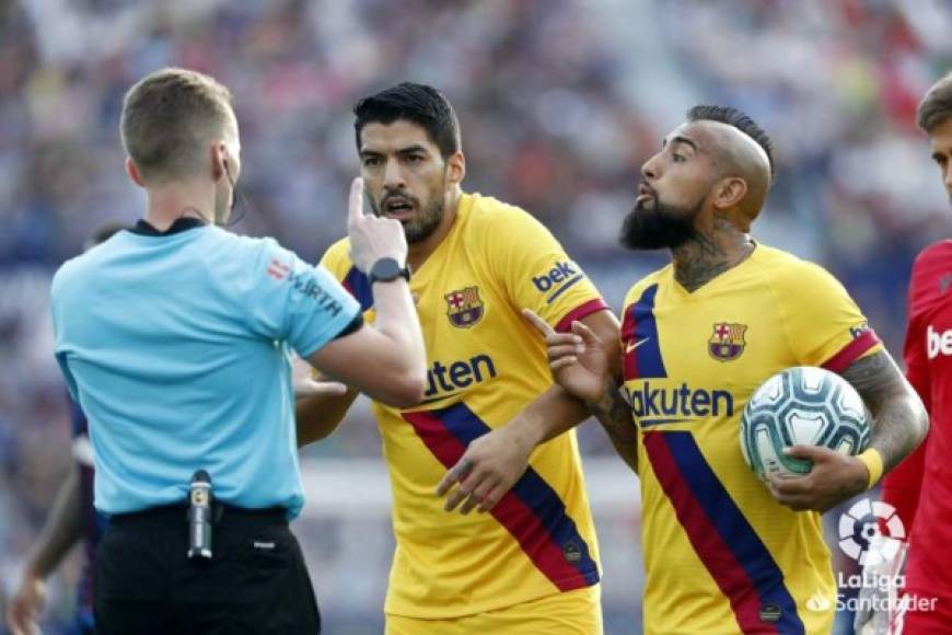 Luis Suárez y Arturo Vidal le reclaman al árbitro del partido Alejandro José Hernández Hernández.