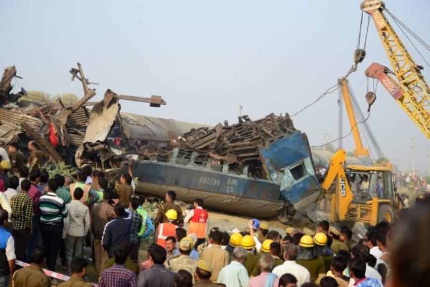 En India, un fatal accidente de tren dejó más de 130 muertos y doscientos heridos.