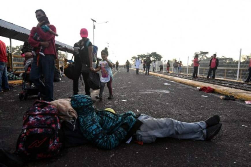 La larga fila de hondureños salió del poblado de Esquipulas (este), donde pernoctaron la noche del sábado tras ingresar por el punto fronterizo de Agua Caliente entre Guatemala y Honduras.