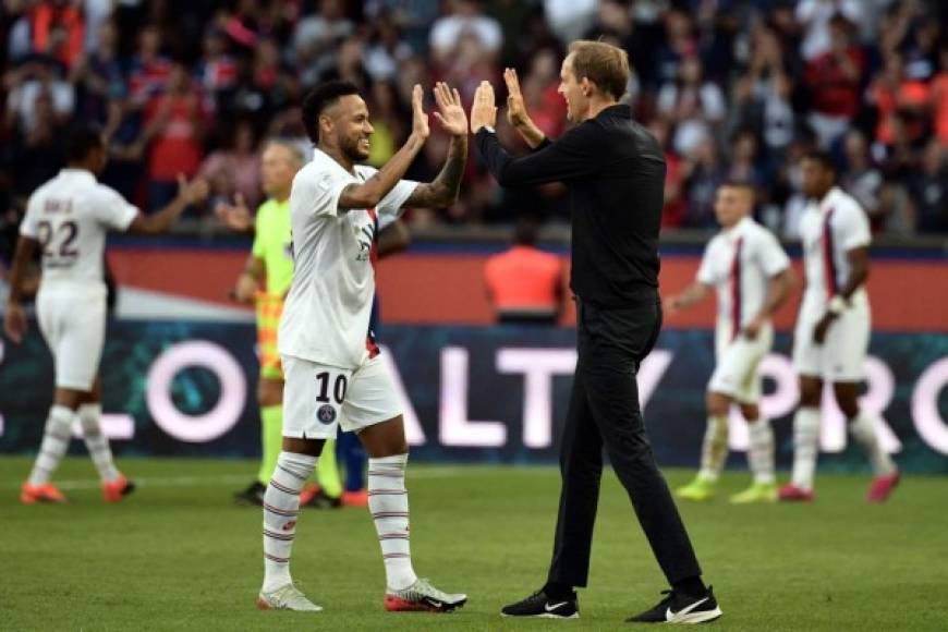 El técnico del PSG, Thomas Tuchel, felicitó a Neymar después de su golazo.