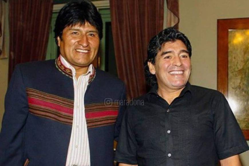 Maradona mantuvo buenas relaciones también con el expresidente boliviano, Evo Morales, quién lo condecoró por su apoyo a los movimientos sociales.