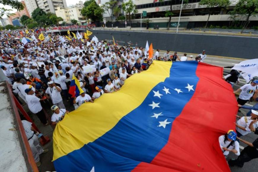 Vestidos de blanco, miles de venezolanos ya comenzaron a movilizarse, en lo que espera sea una marcha histórica, en Caracas.