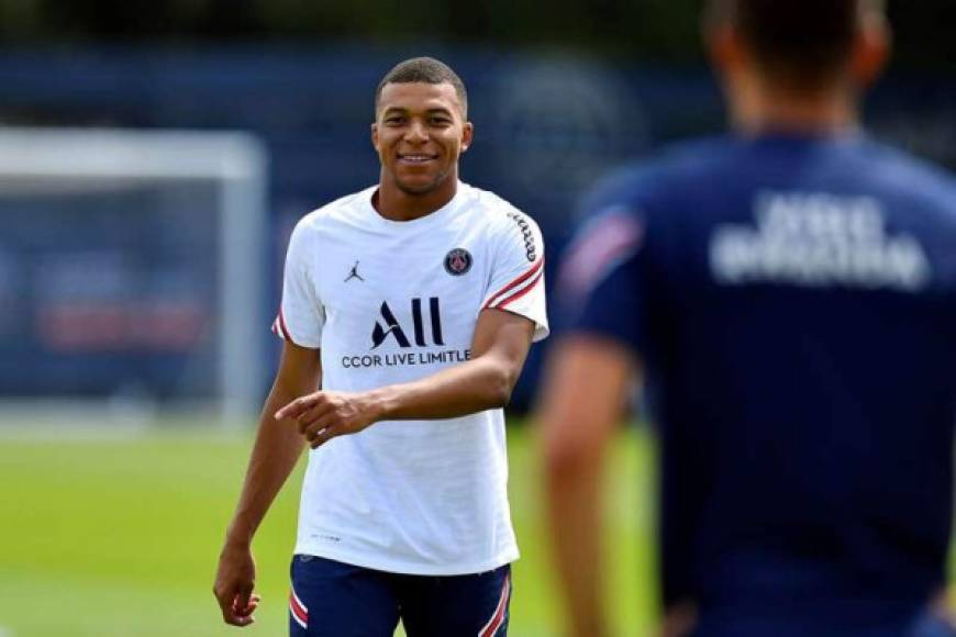 Kylian Mbappé, sonriente en el entrenamiento del París Saint Germain.