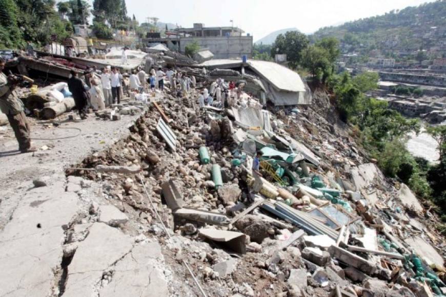 El terremoto de Cachemira. El 8 de octubre de 2005 un sismo de magnitud 7,6 dejó cerca de 75 mil muertos y más de 106 mil heridos entre India, Pakistán y Afganistán.