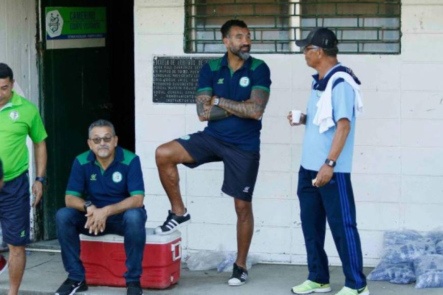 El look del entrenador uruguayo del Juticalpa, Robert Lima, mostrando además sus tatuajes.