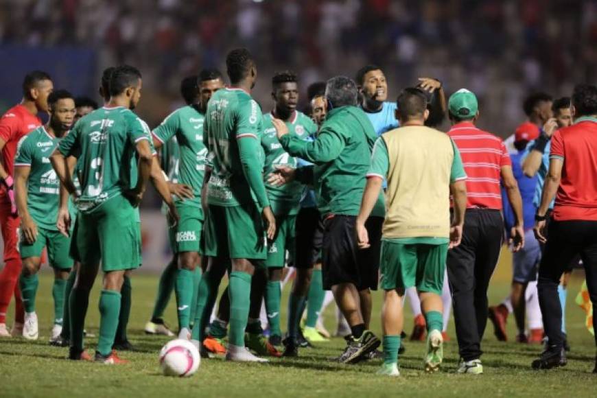 Jugadores y cuerpo técnico del Marathón se fueron encima de los árbitros.