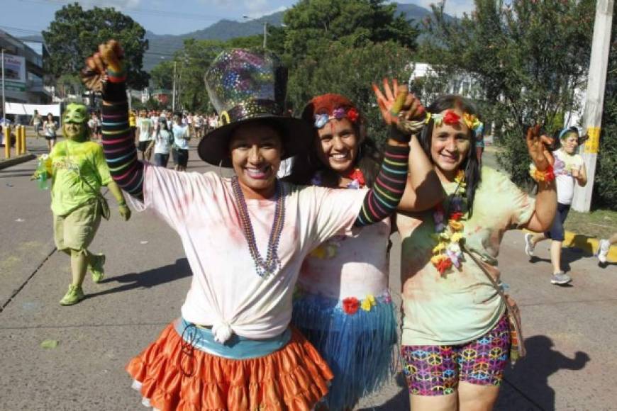 Más de 15 mil hondureños participaron en el Colorun 2014. Algunos lucieron sombreros, lentes, máscaras, pelucas, tutú con diversas formas en el día más colorido del año.