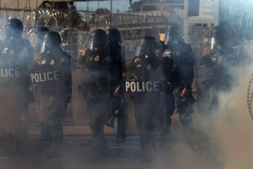 El pasado fin de semana, los agentes de la Oficina de Aduanas y Protección Fronteriza (CBP) cerraron de manera temporal el cruce de San Ysidro, el más transitado del mundo, para realizar simulacros de seguridad en caso de una nueva estampida de migrantes.