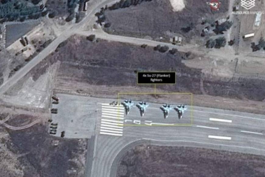 Las imágenes satelitales que demostraron la presencia militar rusa en Siria fueron analizadas por Stratfor, que identificó posibles aviones Su-25, Su-30 y helicópteros Mi-24.