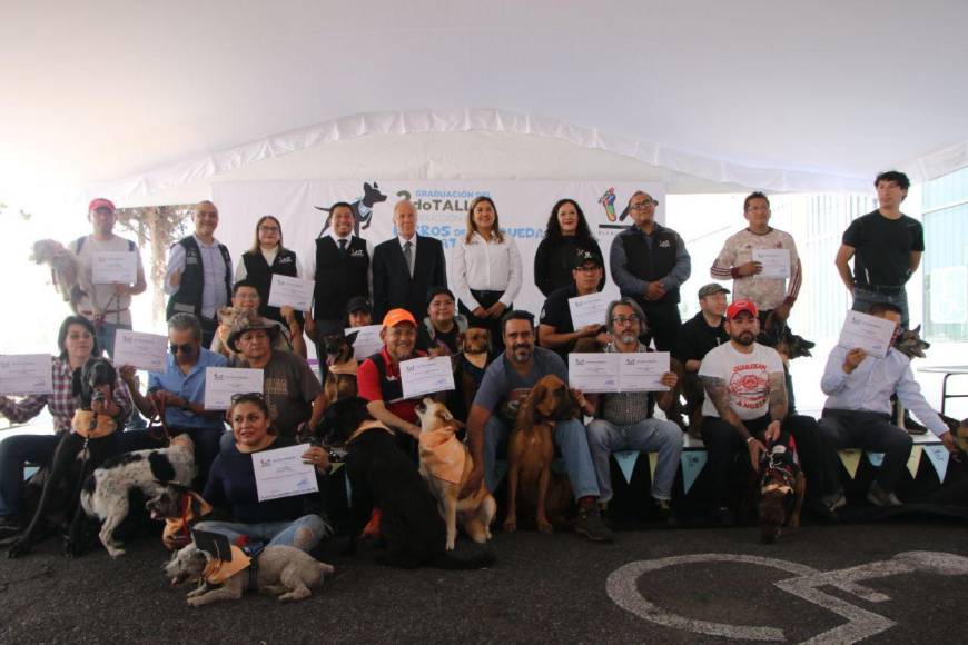 La alcaldesa Alfa González encabezó la clausura de este curso y quien entregó sus respectivos diplomas a los dueños de los 20 caninos que recibieron el curso.