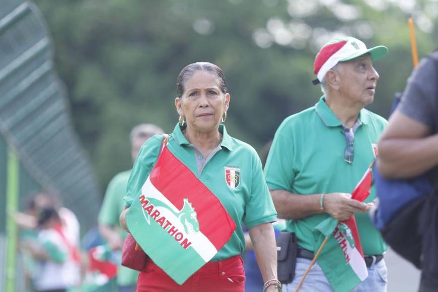 Con banderita en mano y la indumentaria de Marathón apoyaron a su equipo en el duelo contra el Motagua.