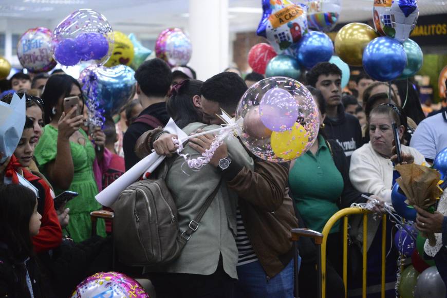 A medida que se acerca la Noche Buena, la cantidad de hondureños que viajan desde el extranjero para pasar las fiestas de fin de año en familia continúa incrementando, convirtiendo al aeropuerto Ramón Villeda Morales en el escenario de emotivos reencuentros.
