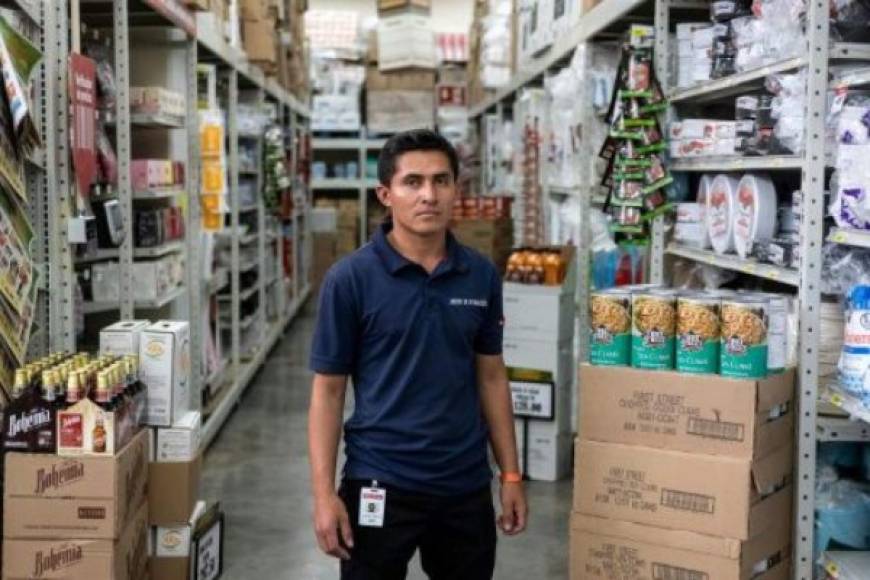 El hondureño Denny Guevara de 26 años logró conseguir trabajo en un supermercado de Tijuana gracias a una feria de empleo organizada por las autoridades locales que además ayudaron a regularizar su situación migratoria.<br/>