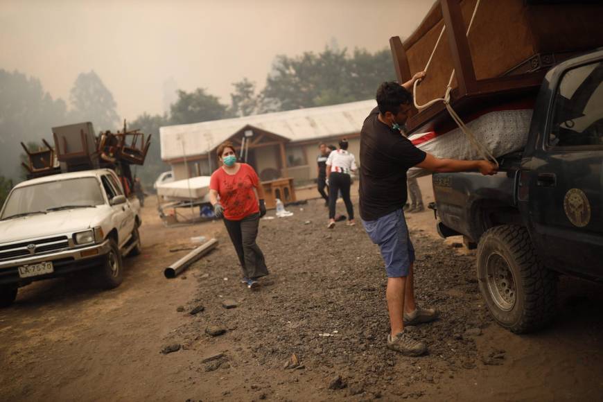 El Gobierno chileno confirmó este sábado la muerte de 2 personas en un incendio en la localidad de Purén, lo que eleva a 15 el balance de fallecidos en los virulentos incendios que ya han destruido más de 45.000 hectáreas en el centro y sur del país. 