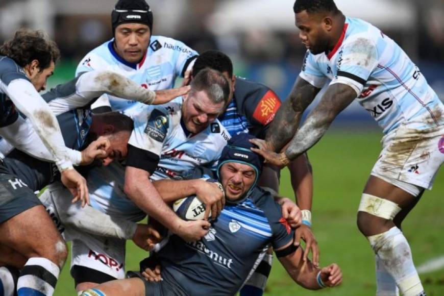 Rugby. <br/>Todos contra Samson. El francés Christophe Samson, del equipo Castres Olympique, es abordado por los jugadores de Racing 92 por la Copa de Campeones en París.