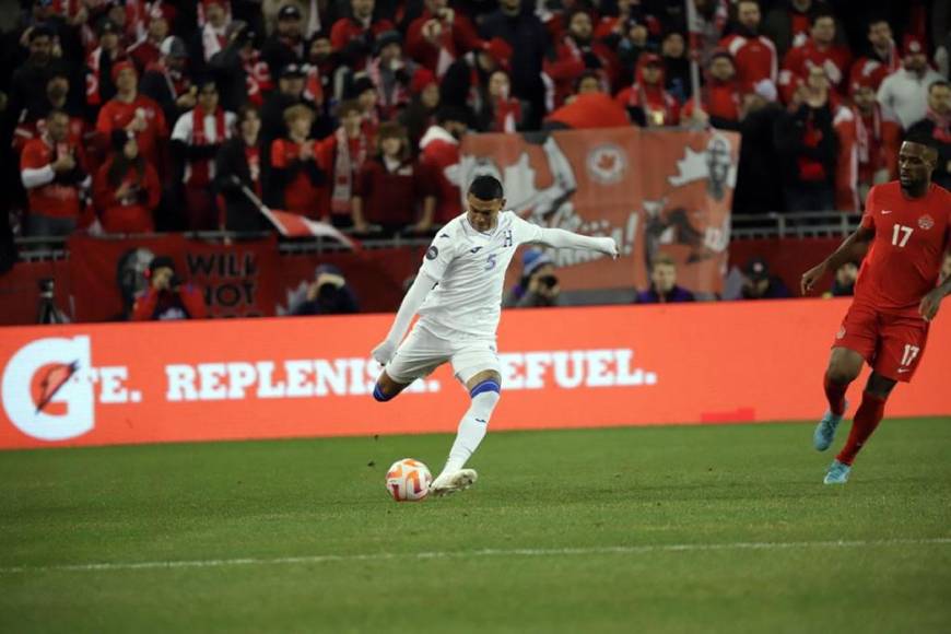 Kervin Arriaga jugó de titular en el centro del campo de la Selección de Honduras ante Canadá.