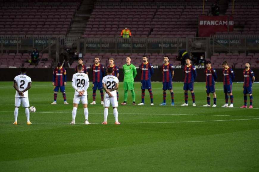 Antes del partido se guardó un minuto de silencio por el fallecimiento de Josep Mussons, exdirectivo del Barcelona.