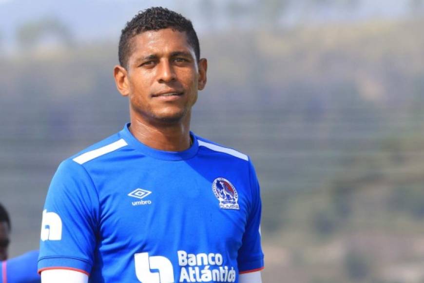 Carlo Costly: El experimentado delantero de 36 años de edad finalizó su contrato con Olimpia y por ahora no tiene equipo. El Marathón le ha hecho ofertas, pero de momento no se ha concretado.