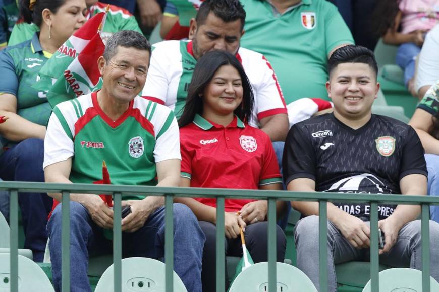Estos aficionados del Marathón posando sonrientes para el lente de Diario La Prensa.
