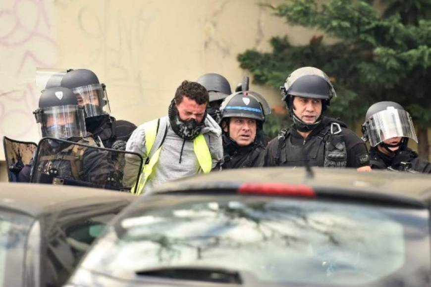 El ministro de Interior, Christophe Castaner, explicó que hasta las 17.00 GMT fueron detenidas 1,385 personas en toda Francia (920 en París) y de ellas, 974 con carácter preventivo, en relación con las convocatorias, que reunieron a 125,000 personas en todo el país y 10,000 en la capital. Imagen AFP