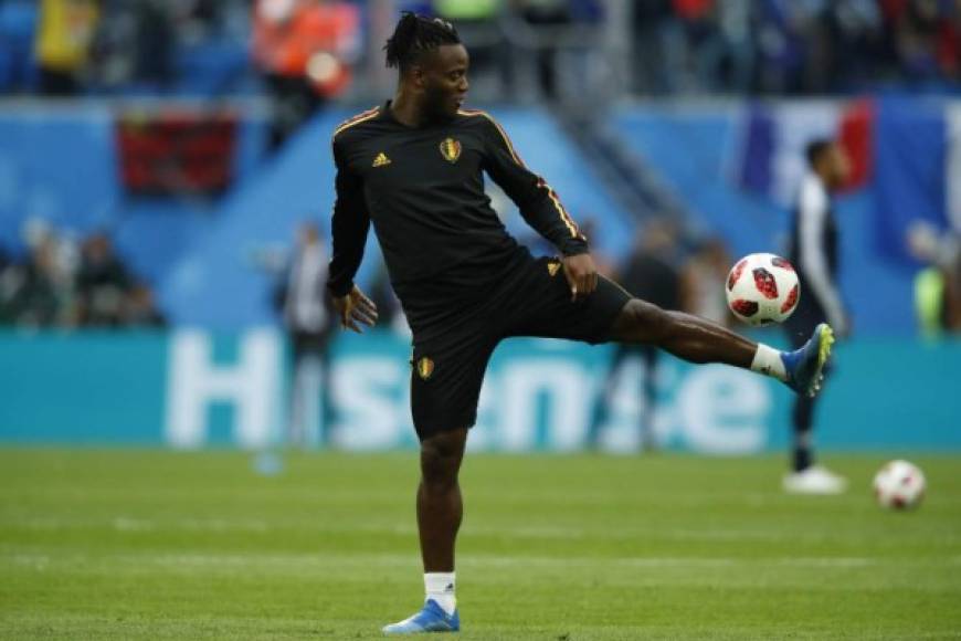 Michy Batshuayi: El delantero belga regresa al Chelseatras haber estado cedido en el Borussia Dortmund, pero no entraría en los planes del nuevo técnico Maurizio Sarri, y su próximo destino podría ser el Everton.