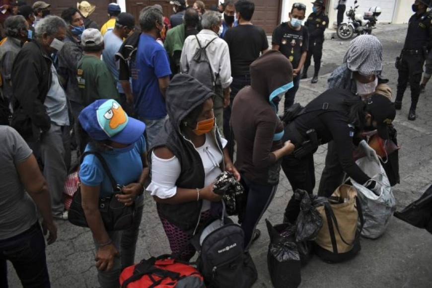 El país centroamericano determinó un toque de queda entre cuatro de la tarde y cuatro de la mañana del día siquiente desde el 16 de marzo, con tal de reducir la movilidad de las personas, además de suspender el transporte público y la actividad comercial, aunque hay empresas y sectores económicos que continúan su ritmo normal en el horario permitido.