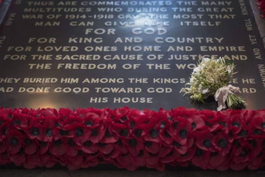Las flores que fueron cortadas por el príncipe Harry un día antes, fueron llevadas allí para cumplir con la tradición que fue iniciada por la reina María en 1923 cuando dejó sus flores en el monumento en honor a su hermano Fergus, quien fue asesinado en la Primera Guerra Mundial en 1915.