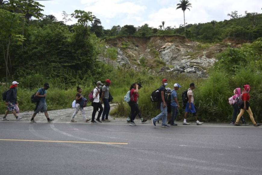 Honduran migrants move to Agua Caliente, on the border between Honduras and Guatemala, on their way to the United States, on January 15, 2021. - Hundreds of asylum seekers are forming new migrant caravans in Honduras, planning to walk thousands of kilometers through Central America to the United States via Guatemala and Mexico, in search of a better life under the new administration of President-elect Joe Biden. (Photo by Orlando SIERRA / AFP)