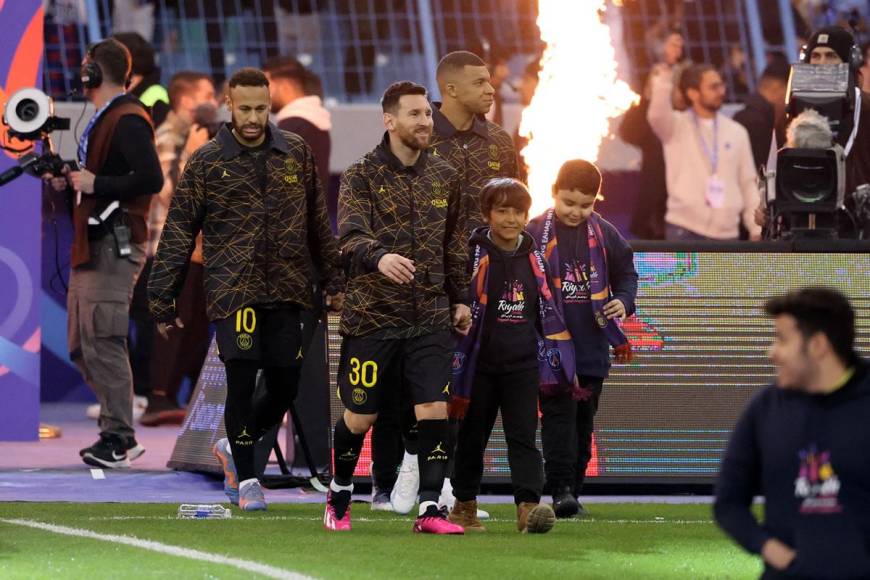 Lionel Messi también saltó a la cancha acompañado por un pequeño.
