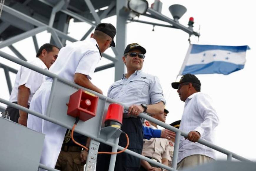 Handout photo released by the Honduran Presidency of Honduran President Juan Orlando Hernandez (C) onboard a coastal patrol vessel bought from Israel in Puerto Cortes, Honduras, on January 17, 2020. - The 60-million-dollar General Jose Trinidad Cabanas ship, built by Israel for Honduras' Naval Force (FNH), was handed Friday to Honduran President Juan Orlando Hernandez in the Caribbean Sea and will be used to guard the borders with Mexico, Cuba and Jamaica, and fight organized crime. (Photo by HO / Honduran Presidency / AFP) / RESTRICTED TO EDITORIAL USE - MANDATORY CREDIT 'AFP PHOTO / HONDURAN PRESIDENCY ' - NO MARKETING NO ADVERTISING CAMPAIGNS - DISTRIBUTED AS A SERVICE TO CLIENTS