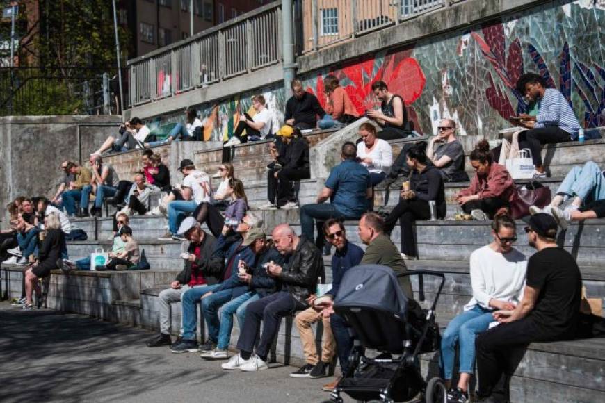 People enjoy the warm spring weather at Hornstull in Stockholm on April 21, 2020, during the new coronavirus COVID-19 pandemic. (Photo by Jonathan NACKSTRAND / AFP)