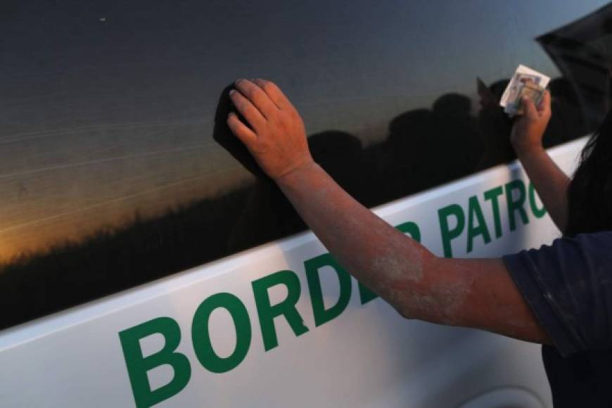 Los arrestos en la frontera también se dispararon en las últimas semanas. Más de 50 mil indocumentados fueron arrestados en el mes de mayo tras cruzar ilegalmente a EEUU desde México.