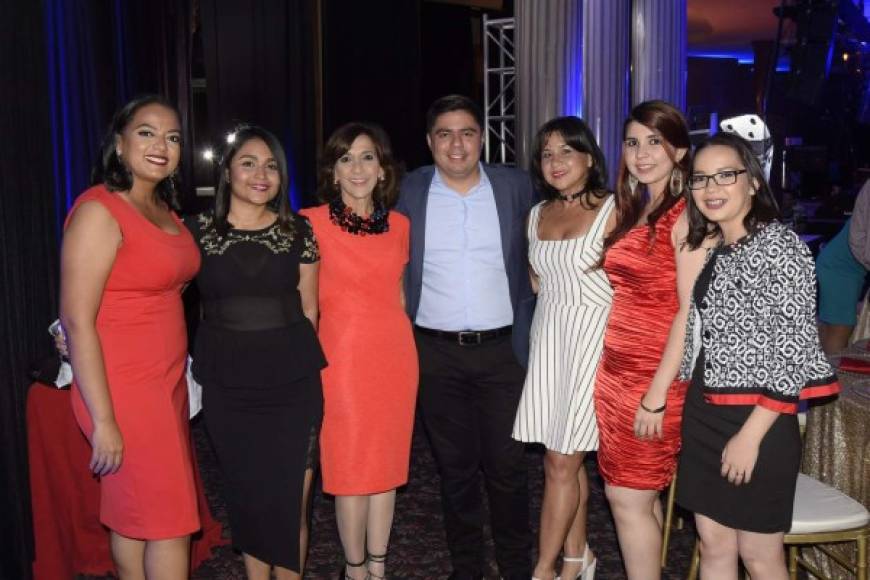 Belinda Bonilla, Siria López, Diana Larach, Mauricio Contreras, Rocy Dubón y Scarlette Rivera.