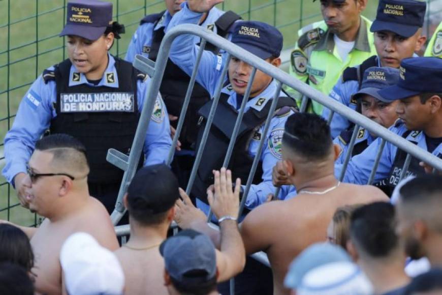 La Policía Nacional tuvo que poner orden en el sector de los olimpistas.