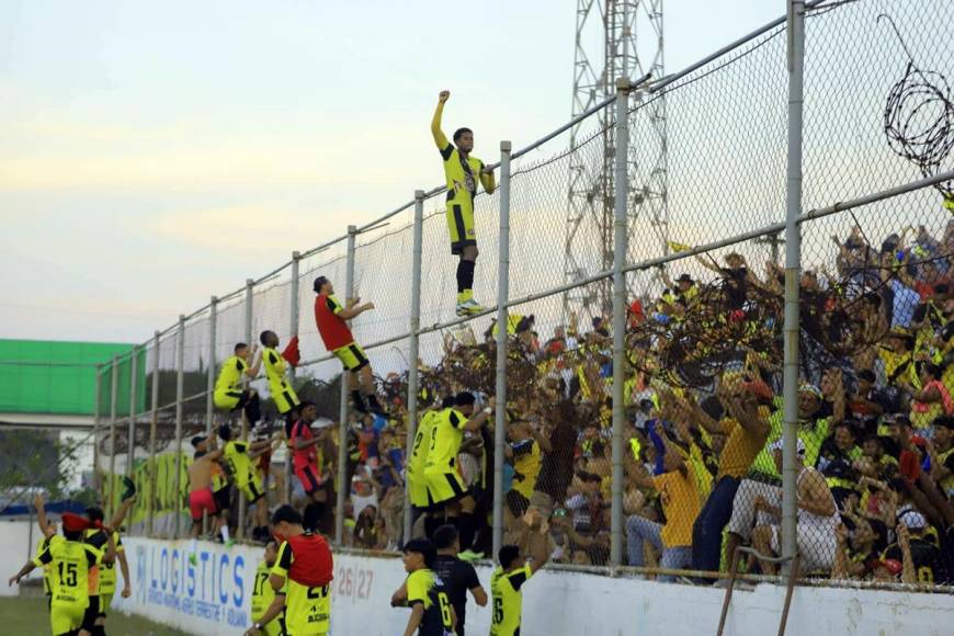 La locura se apodero de los jugadores del Génesis celebrando el título de campeón del Torneo Clausura 2023 de la Liga de Ascenso.