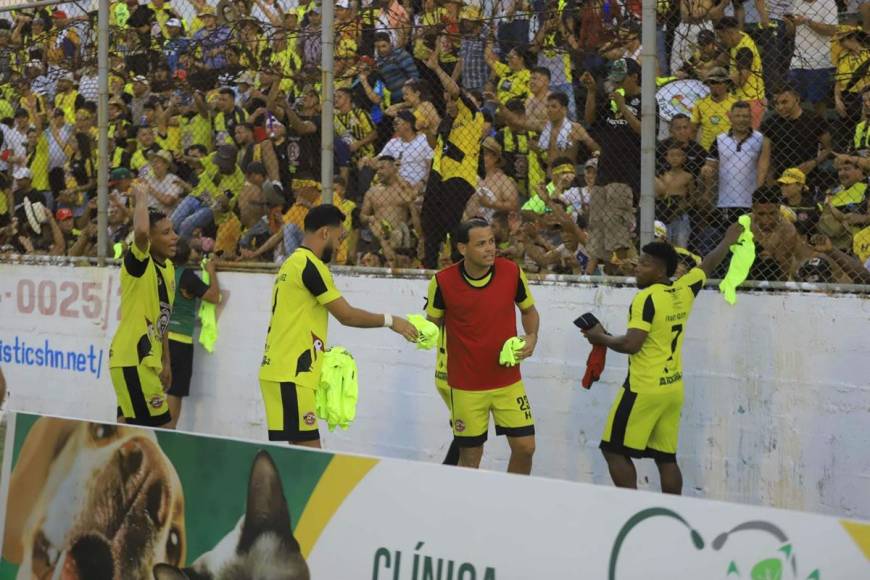 Los jugadores del Génesis se reparten las camisetas especiales por ser campeones del Torneo Clausura 2023 de la Liga de Ascenso.
